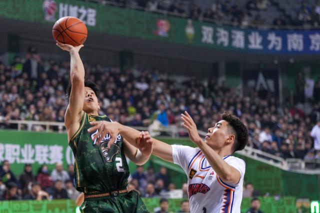 （体育）（3）篮球——CBA常规赛：南京头排苏酒不敌上海久事XxjpseC007241_20241230_PEPFN0A001.jpg