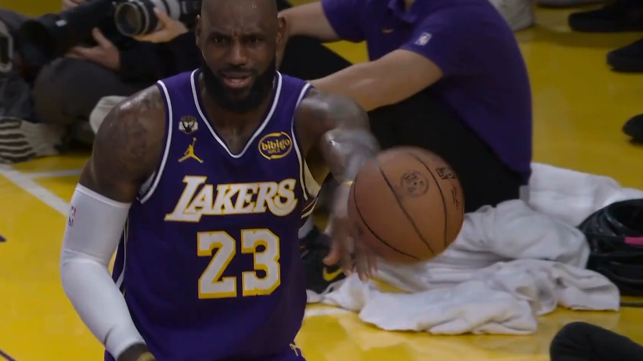 开云下载-吓人啊！詹姆斯关键发球竟然失误了 埃奇库姆三分真进啊！！